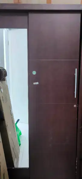Lemari Pakaian Kayu dan Kaca