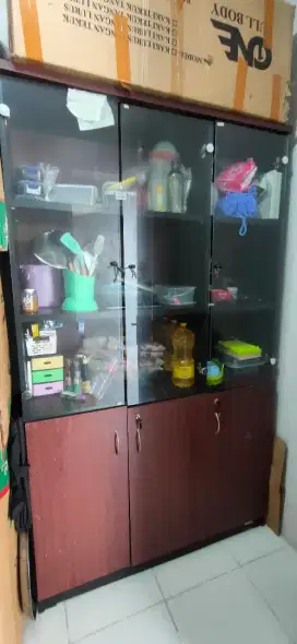 Lemari Kaca Ruangan Tengah