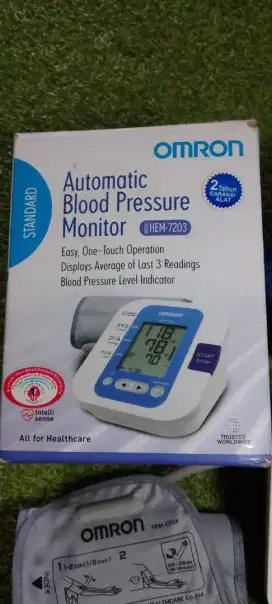 Omron. Alat pengukur tensi darah otomatis