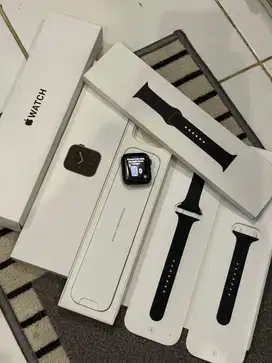 Dijual Apple watch SE 1 Black 44mm Mulus Lengkap