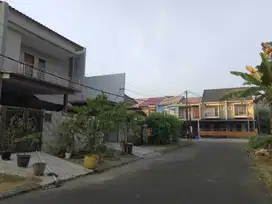 JUAL CEPAT RUMAH  2  LANTAI LUAS BANGUNA TERAWAT LINGKUNGAN ASRI