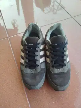 Sepatu second adidas neo size 40