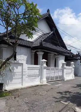 VILLA NYAMAN Denpasar Timur Disewakan Rp110 Juta tahunan Semi Furnish