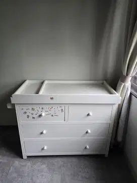 Meja ganti popok dan baju bayi dengan kabinet