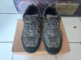 Sepatu safety Bata