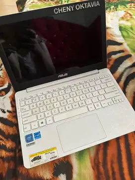 notebook azus warna putih
