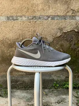 Sepatu Running Nike Revolution 5 Grey (Original)