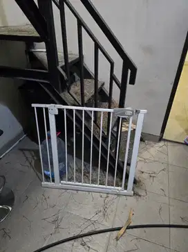 Pagar pembatas pintu