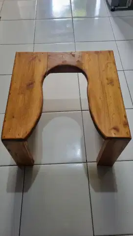 Kursi kayu lansia