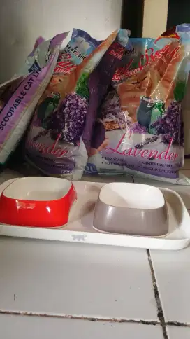 Di jual pasir buat kucing plus tempat pakan