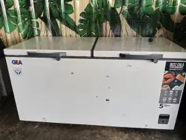 Dijual cepat freezer,,ukuran sedang,barang masih bagus.