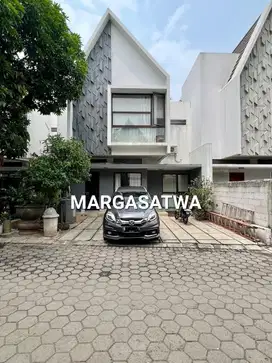 rumah  dalam townhouse di margasatwa jakarta selatan shm