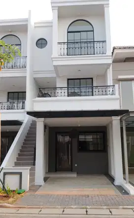 Rumah Golf Island Pantai Indah Kapuk 5x15 3lantai ada 4 unit AC
