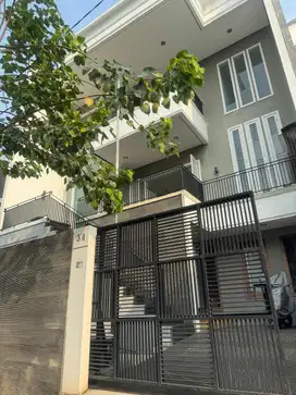 DIJUAL Rumah PIK uk 10x20 SEMI FURNISHED VIEW TAMAN HARGA 7.5M