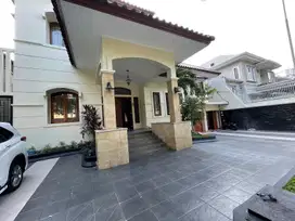 Rumah jarang ada di brawijaya ada kolam renang