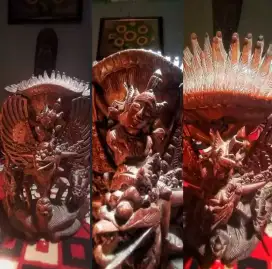 Patung bali tua antik garuda wisnu kencana.