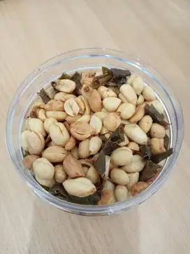 Kacang goreng bawang putih dan daun jeruk 250gr