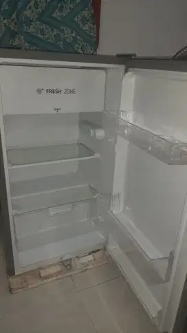 Jual murah kulkas hisense baru 1 tahun pemakaian