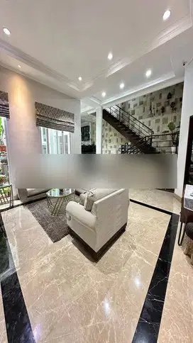 Rumah Tropical Permata Buana . Luas 272 m2 - Ada swimming pool
