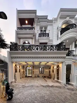 Rumah 3 Lantai American Classic di Jagakarsa, Siap Huni!