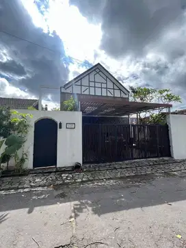 Rumah mewah 2 lantai di jalan palagan km 8,5