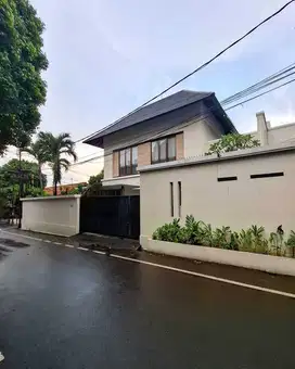 Dijual Rumah Siap Huni Modern Tropis Posisi Hoek Lokasi Premium Cipete