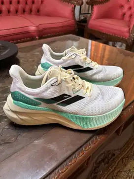 Sepatu running merk MILLS ukuran 26,5cm warna putih tosca