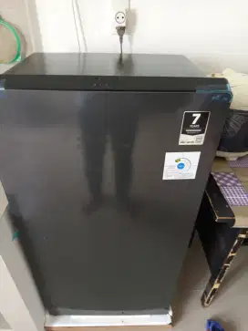 Kulkas 1 pintu merk Aqua baru seminggu dr baru