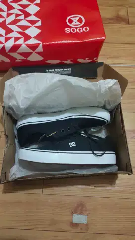 DC uk 37 unisex original like new