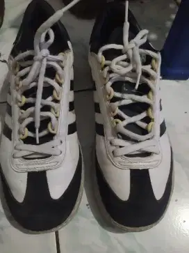 Di jual sepatu merk Adidas
