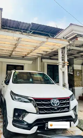 Fortuner vrz trd putih