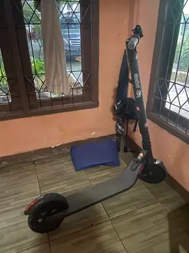 Segway-Ninebot HITAM