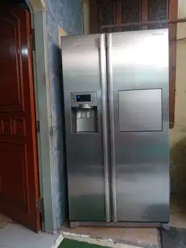 Kulkas 2pintu Pitu model side by side merek Samsung