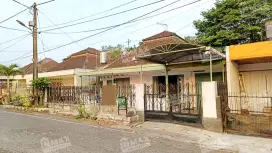 Dijual Rumah Vintage Belanda kuno terawat 4 kamar tidur SHM