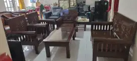 Meja kursi tamu