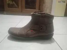 Sepatu boot kickers
