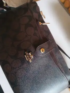 Tas slempang coklat coach