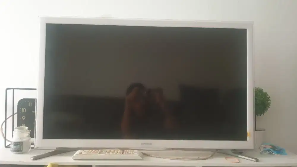 Smart TV Samsung LED 32Inch Putih