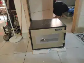 berangkas uang dan surat