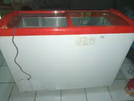 Dijual santai freezer usaha