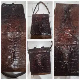 Tas slempang kulit buaya asli dari merauke
