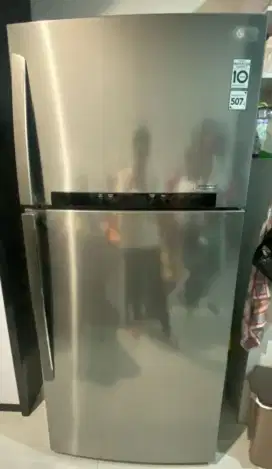 Kulkas 2 pintu SUPER JUMBO BESAR 550 LITER x apartmen bersih terawat.