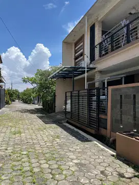 RUMAH BAGUS 2 LANTAI DEKAT MASJID DI MARGAHAYU RAYA METRO BANDUNG
