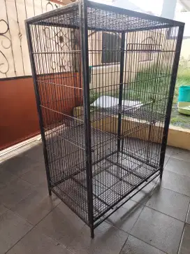 Kandang kucing dari besi