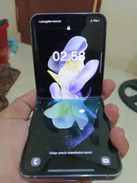 Samsung Z flip 4 8/256 sein