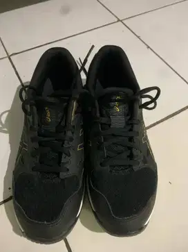 Sepatu asics , tahun 2024 , barang original , uk 41