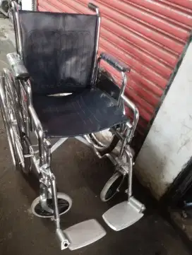 Kursi roda bekas samping kiri kanan bisa lepas2