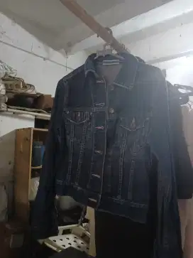 Menjual Jakèt Jean