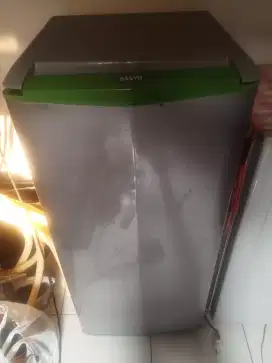 Kulkas 1 pintu merk sanyo normal siap pakai dingin beku nego tipis