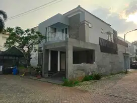 Rumah Hoek Ada Kolam Renang dekat stasiun LRT Cibubur jual Murah